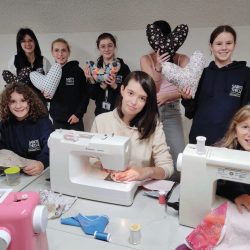 Une action solidaire en forme de coussins-coeur